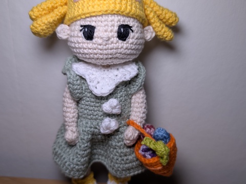 Häkelanleitung: Oster-Mädchen mit süßer Kükenmütze