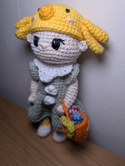 Häkelanleitung: Oster-Mädchen mit süßer Kükenmütze