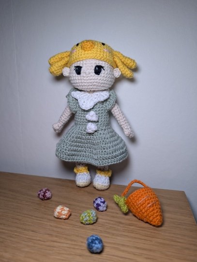 Häkelanleitung: Oster-Mädchen mit süßer Kükenmütze