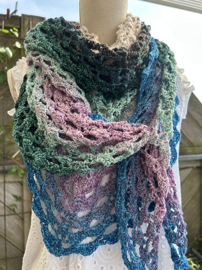 Mad Nessie - Häkelanleitung luftiges Dreieckstuch *anfängertauglich*