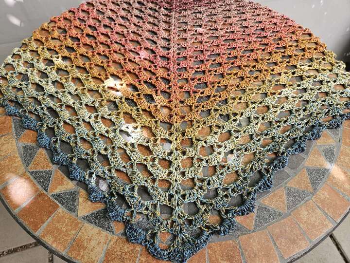 Mad Nessie - Häkelanleitung luftiges Dreieckstuch *anfängertauglich*