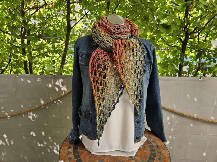 Mad Nessie - Häkelanleitung luftiges Dreieckstuch *anfängertauglich*