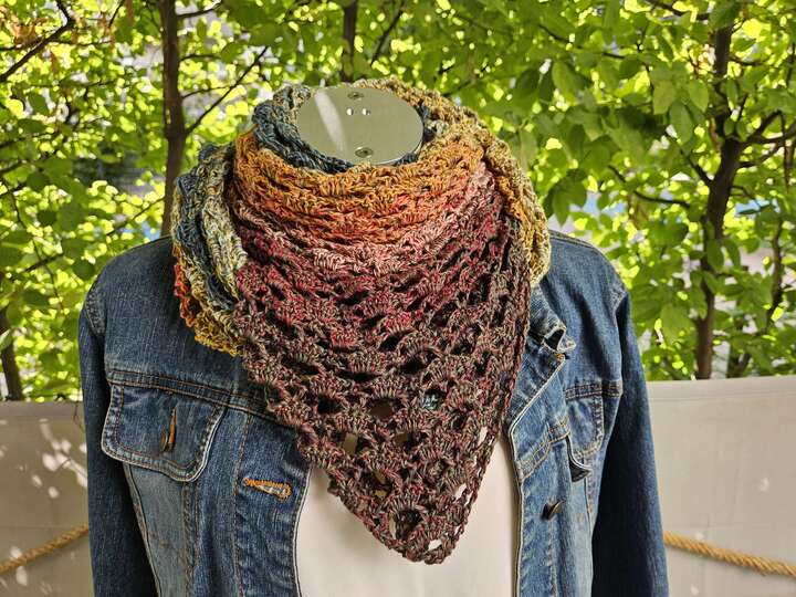 Mad Nessie - Häkelanleitung luftiges Dreieckstuch *anfängertauglich*