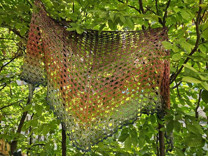 Mad Nessie - Häkelanleitung luftiges Dreieckstuch *anfängertauglich*