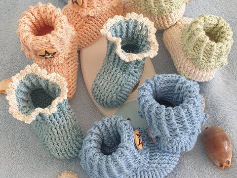 Häkelanleitung für Babyschuhe Lilly - kuschelige Relief-Puschen