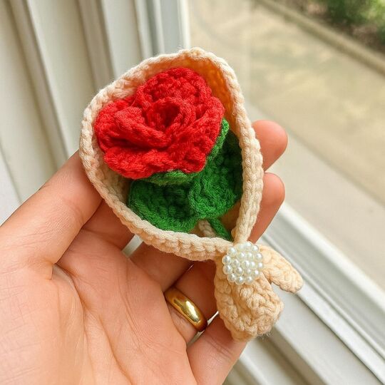 Mini Rose Bouquet Crochet Pattern PDF – Floral Gift Wrap Design Tutorial