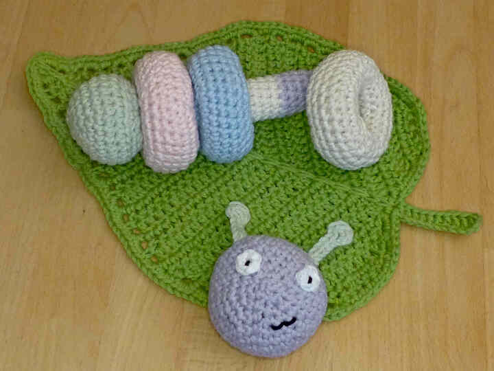 Häkelanleitung Steckspiel Raupe und Schmusetuch Blatt