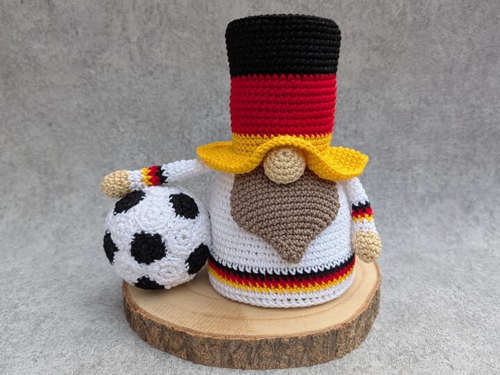 FUSSBALL-WICHTEL - Häkelanleitung Deutschland Gnom