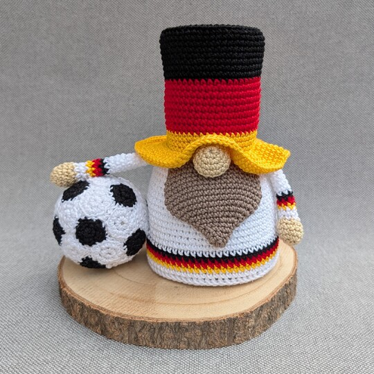 FUSSBALL-WICHTEL - Häkelanleitung Deutschland Gnom