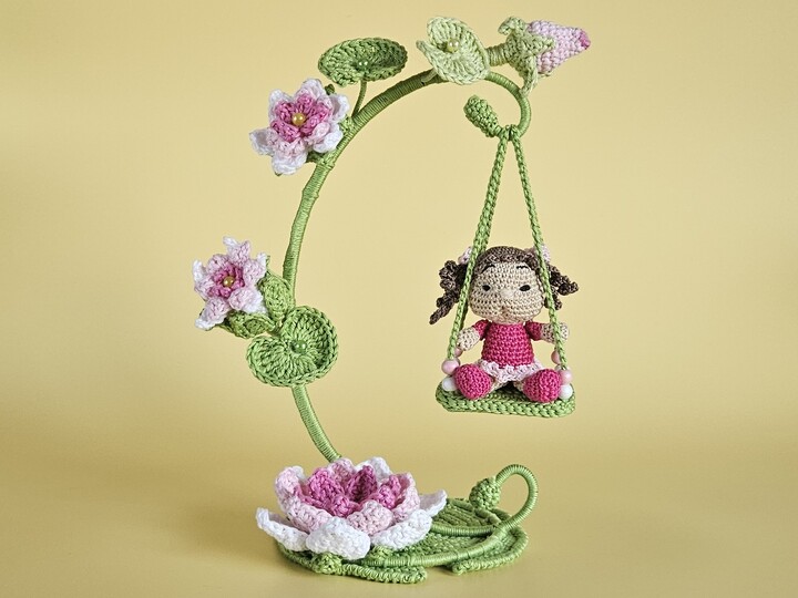 Häkelanleitung Blumenkind Yareli Seerose mit Schaukel Amigurumi