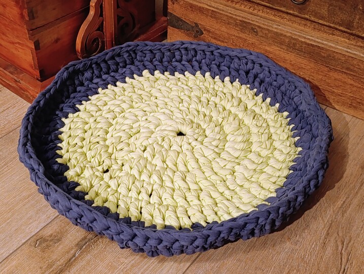 Upcycling Sitzunterlage und Liegematte Tierbett für Haustiere aus Bettlaken