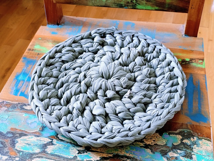 Upcycling Sitzunterlage und Liegematte Tierbett für Haustiere aus Bettlaken