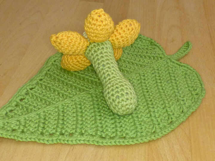 Häkelanleitung Babyrassel Blume und Schmusetuch Blatt