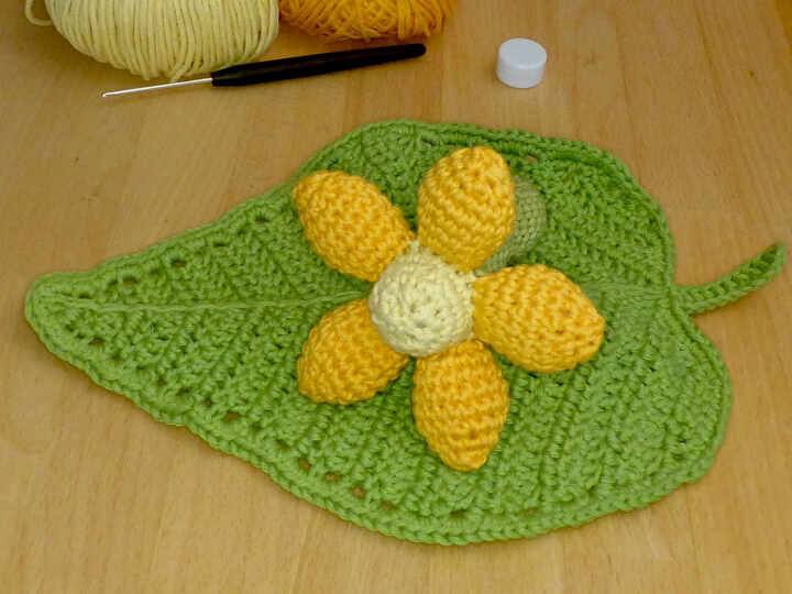 Häkelanleitung Babyrassel Blume und Schmusetuch Blatt