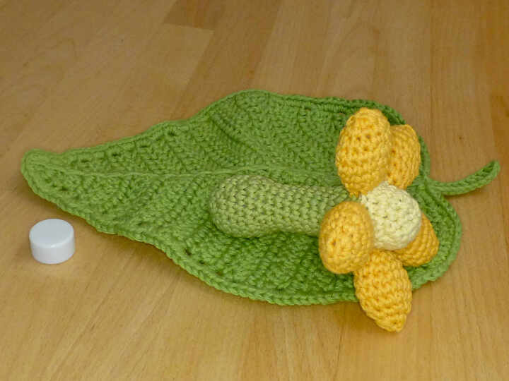 Häkelanleitung Babyrassel Blume und Schmusetuch Blatt