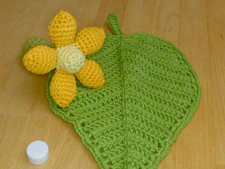 Häkelanleitung Babyrassel Blume und Schmusetuch Blatt