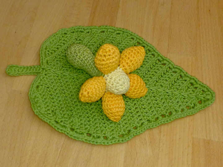 Häkelanleitung Babyrassel Blume und Schmusetuch Blatt