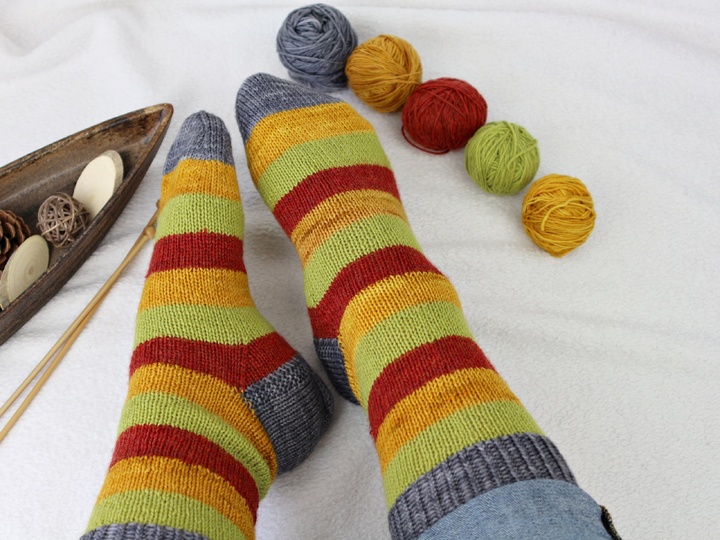 Strickanleitung Socken – bunte Restesocken – Wollreste verwerten – PDF