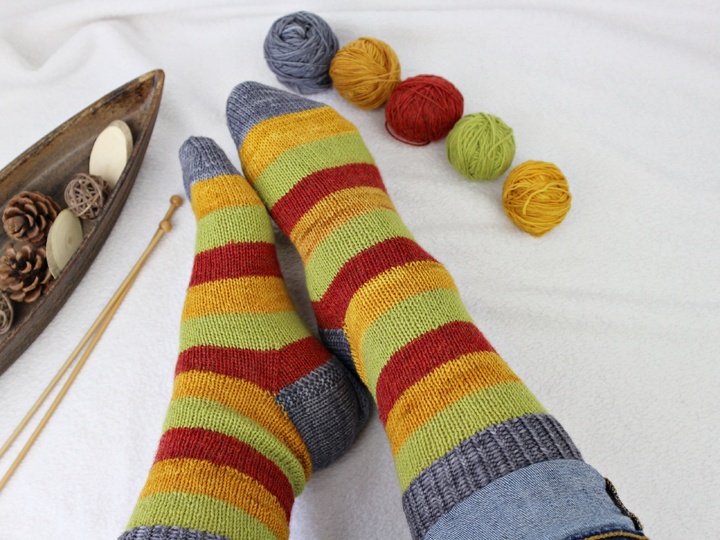 Strickanleitung Socken – bunte Restesocken – Wollreste verwerten – PDF