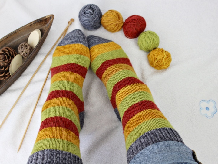 Strickanleitung Socken – bunte Restesocken – Wollreste verwerten – PDF