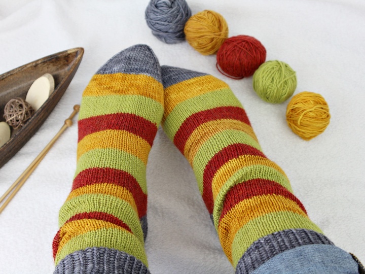 Strickanleitung Socken – bunte Restesocken – Wollreste verwerten – PDF