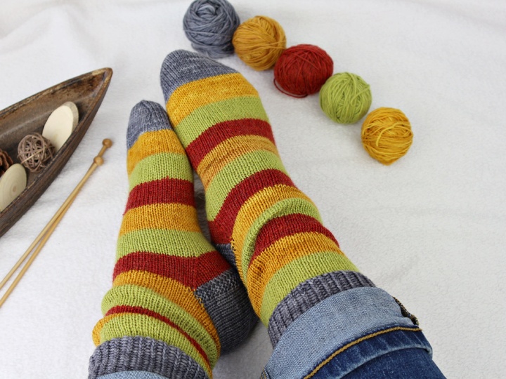 Strickanleitung Socken – bunte Restesocken – Wollreste verwerten – PDF