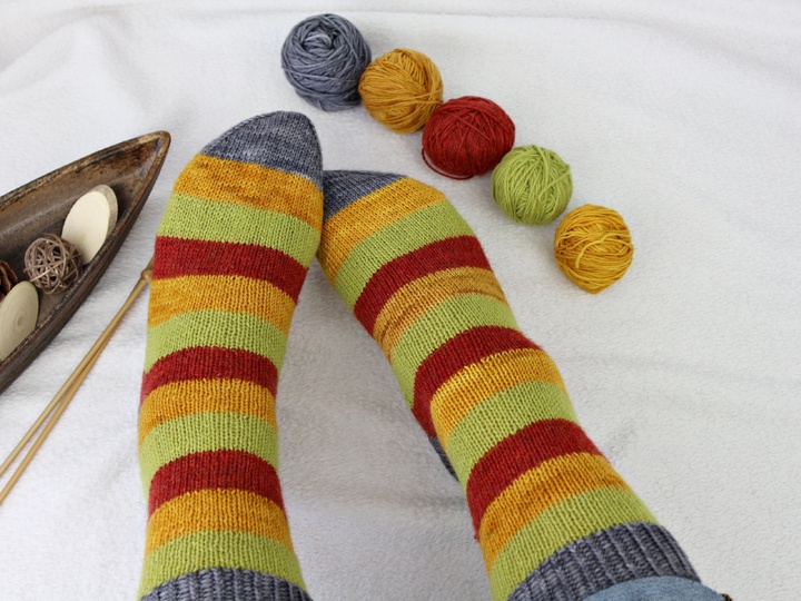 Strickanleitung Socken – bunte Restesocken – Wollreste verwerten – PDF