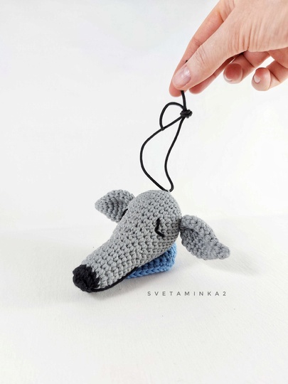 Windhund Häkelanleitung – Amigurumi Schlüsselanhänger Hunde-Kopf mit Schal