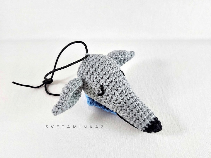 Windhund Häkelanleitung – Amigurumi Schlüsselanhänger Hunde-Kopf mit Schal