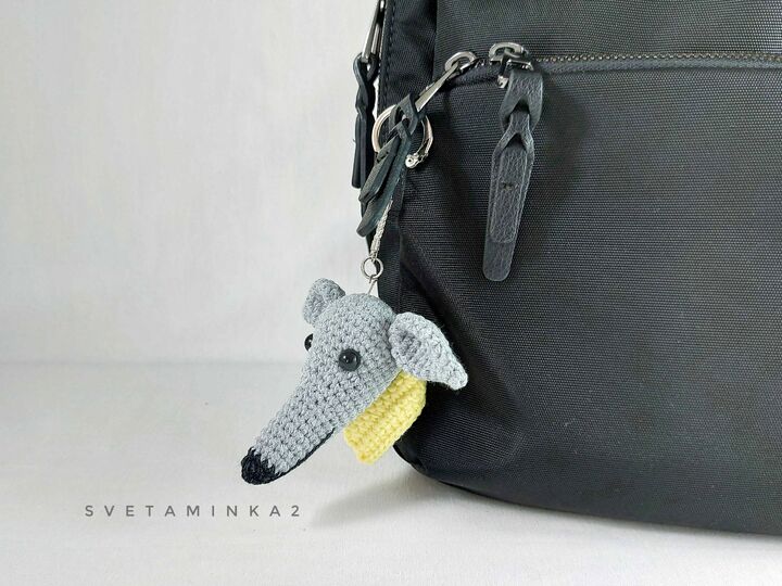 Windhund Häkelanleitung – Amigurumi Schlüsselanhänger Hunde-Kopf mit Schal