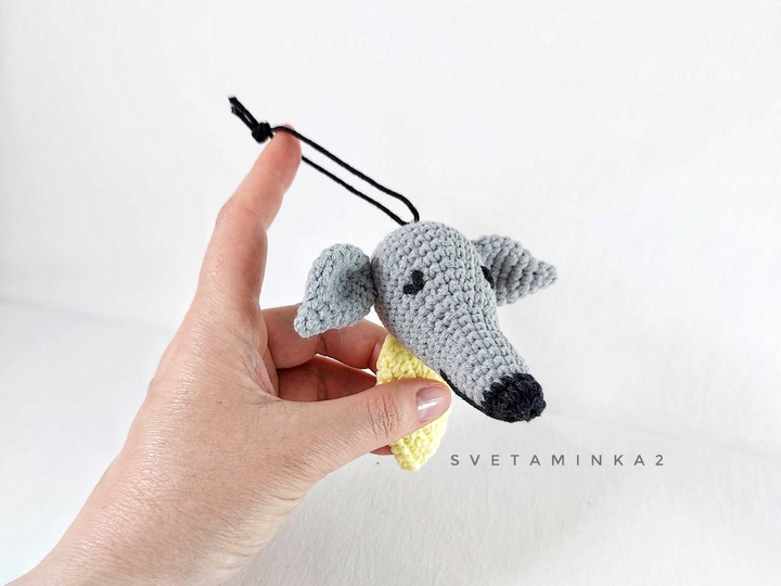 Windhund Häkelanleitung – Amigurumi Schlüsselanhänger Hunde-Kopf mit Schal