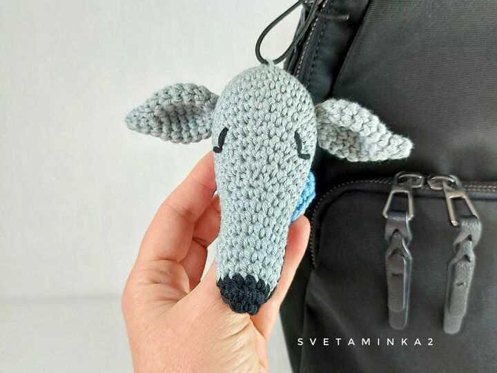 Windhund Häkelanleitung – Amigurumi Schlüsselanhänger Hunde-Kopf mit Schal