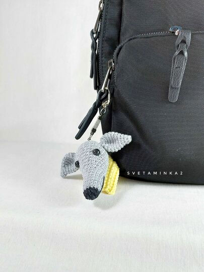 Windhund Häkelanleitung – Amigurumi Schlüsselanhänger Hunde-Kopf mit Schal