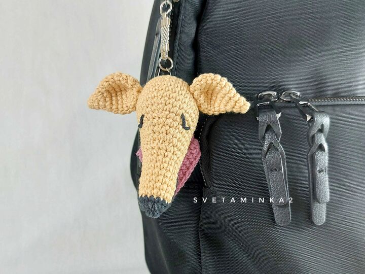 Windhund Häkelanleitung – Amigurumi Schlüsselanhänger Hunde-Kopf mit Schal