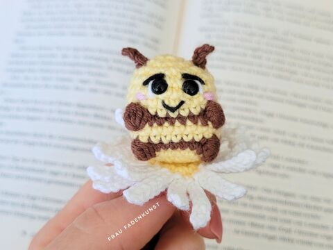 Crochet pattern bookmark bee with flower | cute amigurumi mini bee