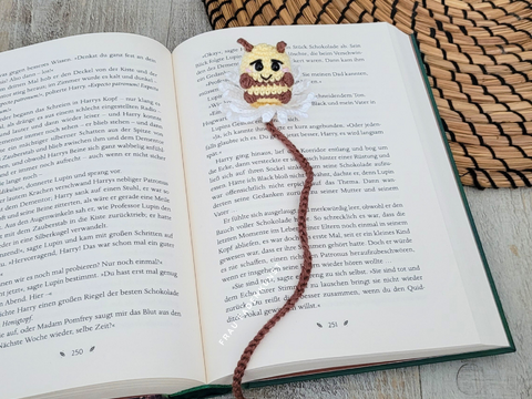 Häkelanleitung Lesezeichen Biene mit Blume | süße Amigurumi Mini Biene
