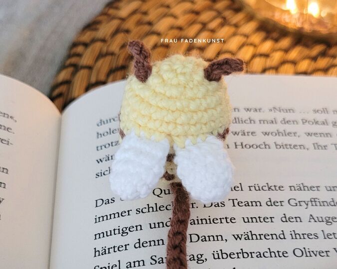 Crochet pattern bookmark bee with flower | cute amigurumi mini bee
