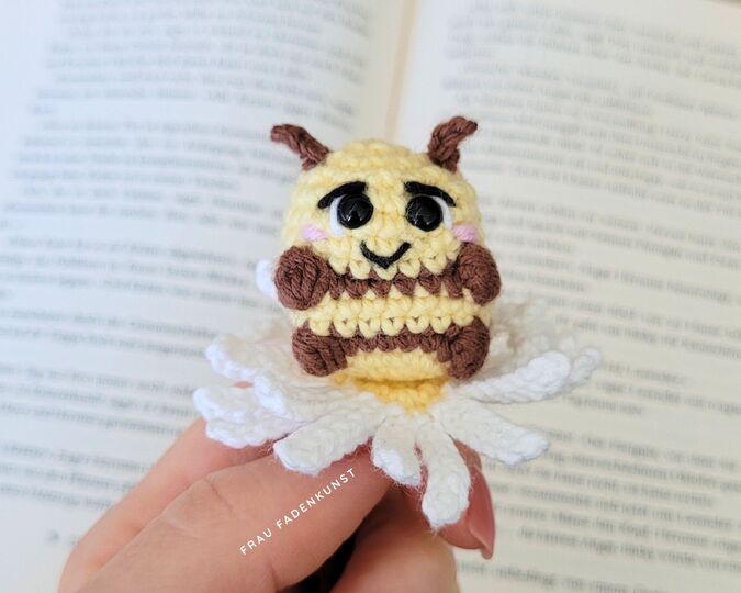 Crochet pattern bookmark bee with flower | cute amigurumi mini bee