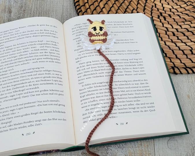 Crochet pattern bookmark bee with flower | cute amigurumi mini bee