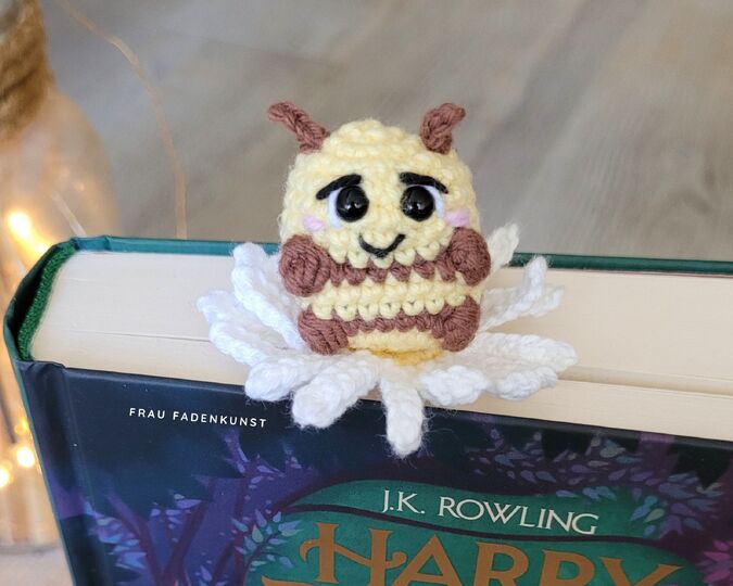 Crochet pattern bookmark bee with flower | cute amigurumi mini bee