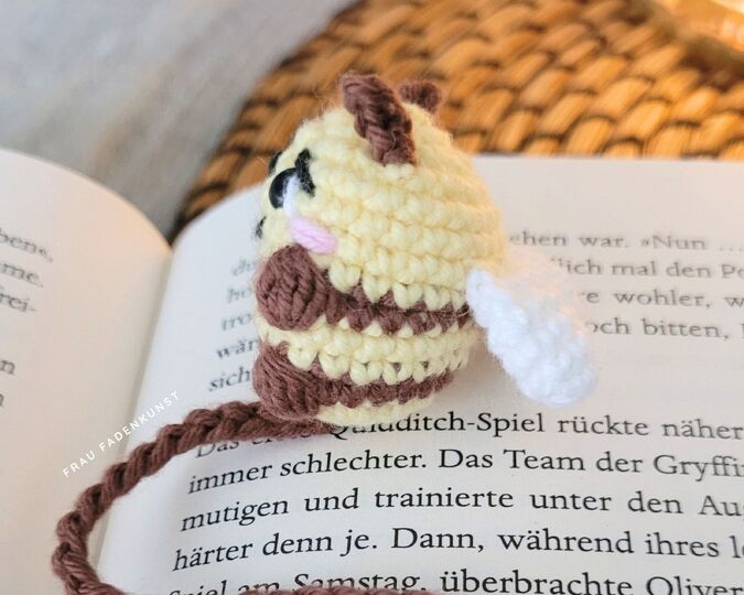 Häkelanleitung Lesezeichen Biene mit Blume | süße Amigurumi Mini Biene