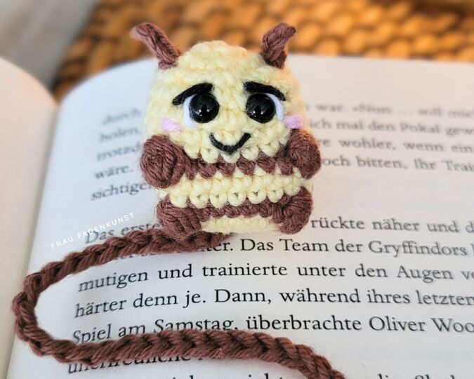 Häkelanleitung Lesezeichen Biene mit Blume | süße Amigurumi Mini Biene