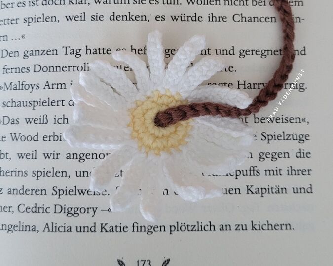 Häkelanleitung Lesezeichen Biene mit Blume | süße Amigurumi Mini Biene