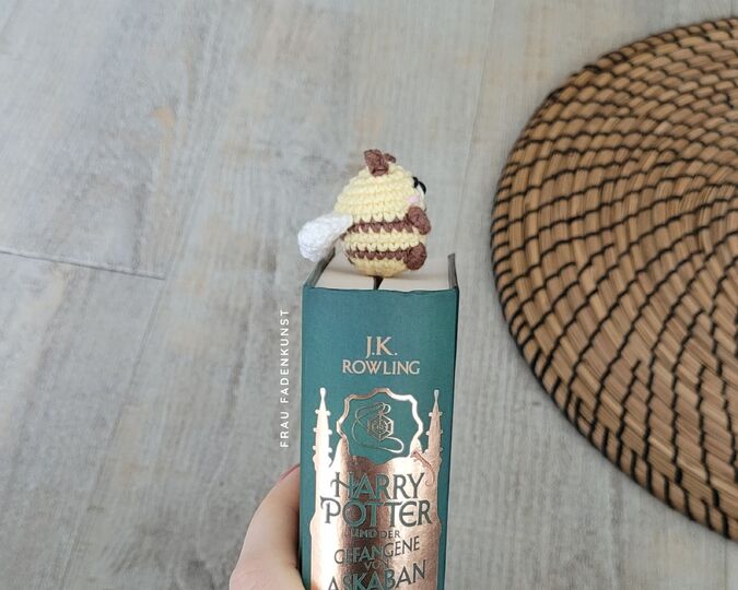 Häkelanleitung Lesezeichen Biene mit Blume | süße Amigurumi Mini Biene