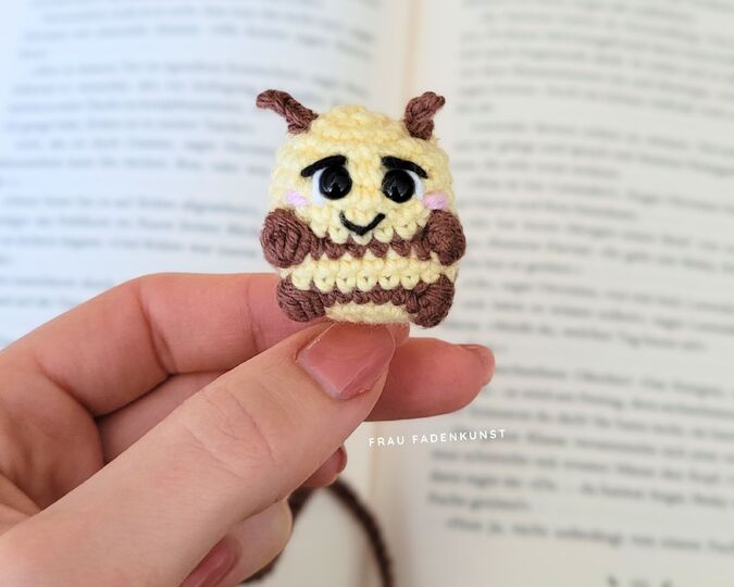 Häkelanleitung Lesezeichen Biene mit Blume | süße Amigurumi Mini Biene