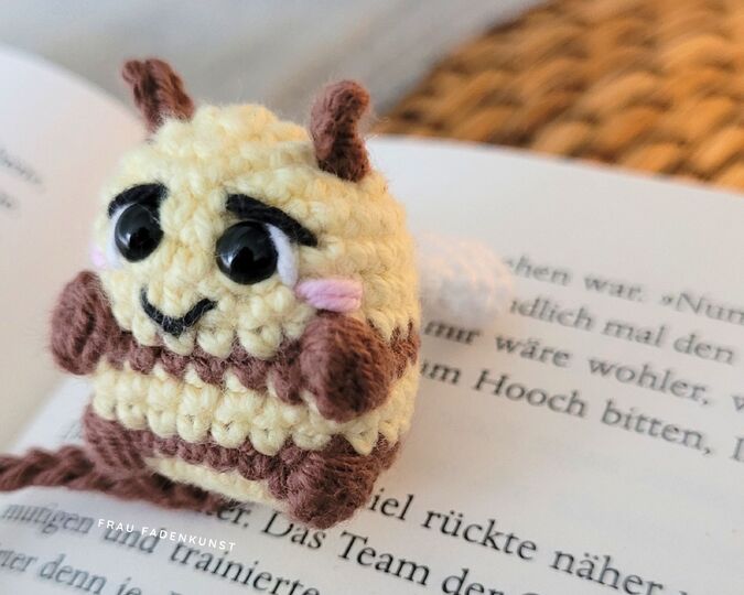Häkelanleitung Lesezeichen Biene mit Blume | süße Amigurumi Mini Biene