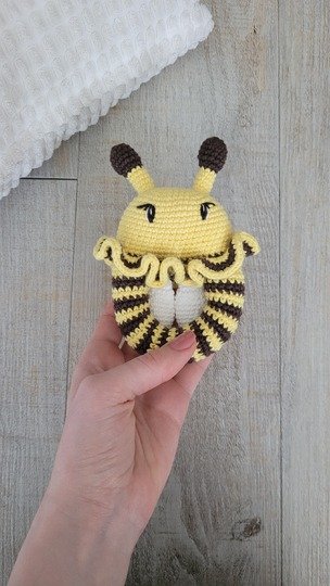 Bienen Rassel häkeln – süße Amigurumi Biene als Greifling Baby Spielzeug