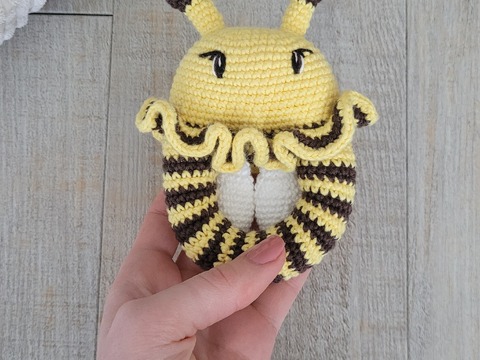 Bienen Rassel häkeln – süße Amigurumi Biene als Greifling Baby Spielzeug