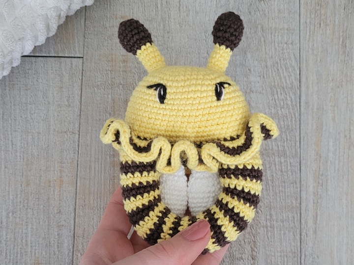 Bienen Rassel häkeln – süße Amigurumi Biene als Greifling Baby Spielzeug