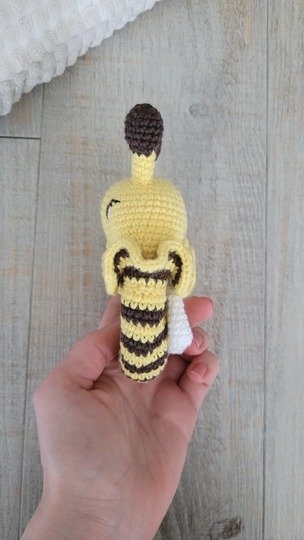 Bienen Rassel häkeln – süße Amigurumi Biene als Greifling Baby Spielzeug